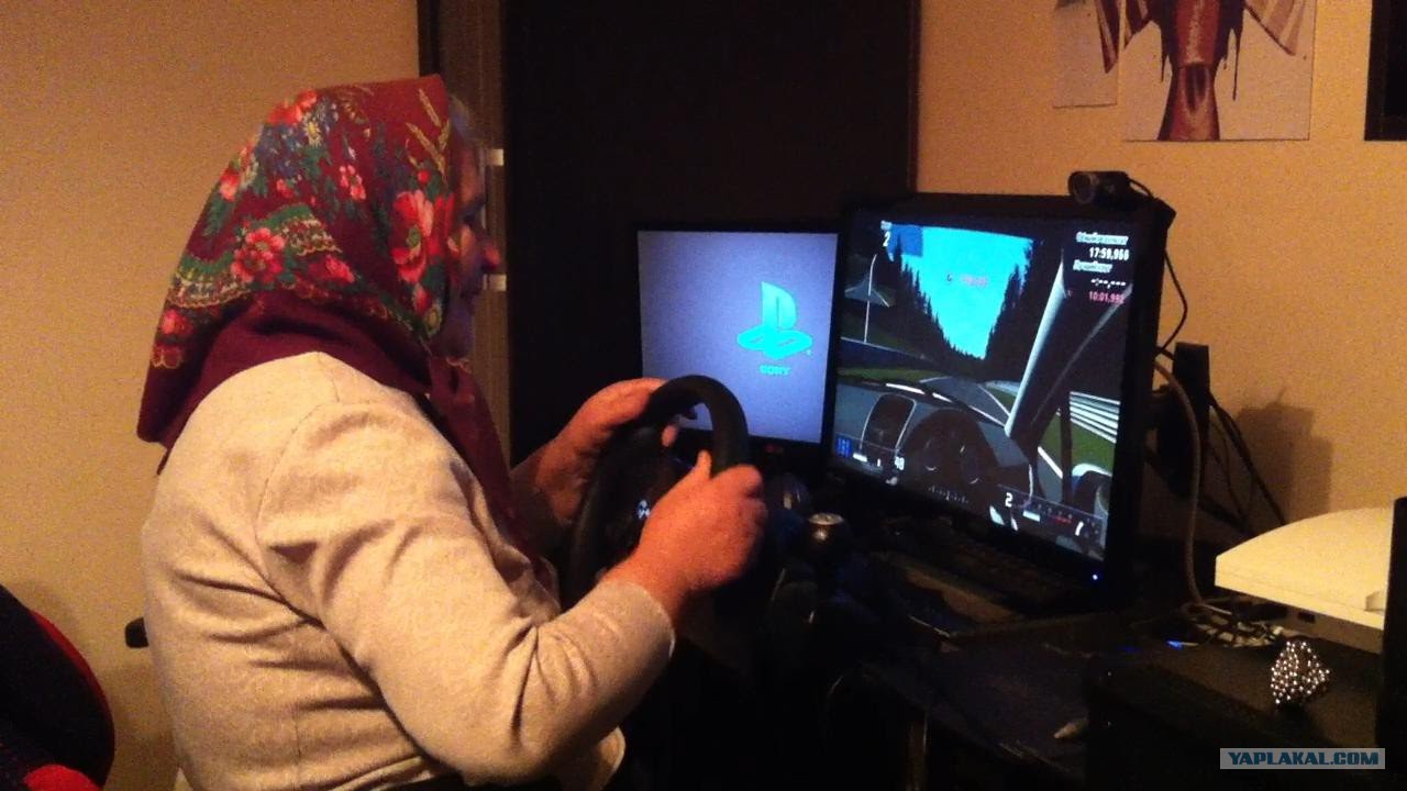 Персонал работает за монитором на компьютере, видеоигровая тематика.