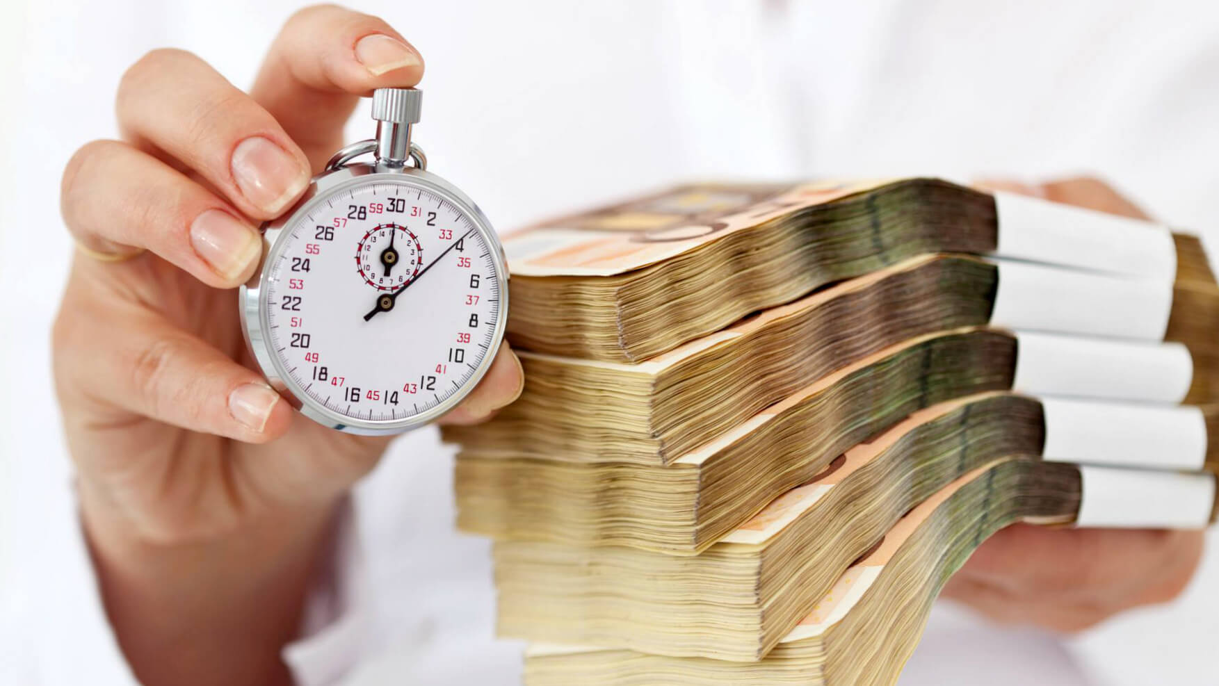 Деревянная бутылка с косметикой и парфюмерией - оптимизированный текст для изображения.