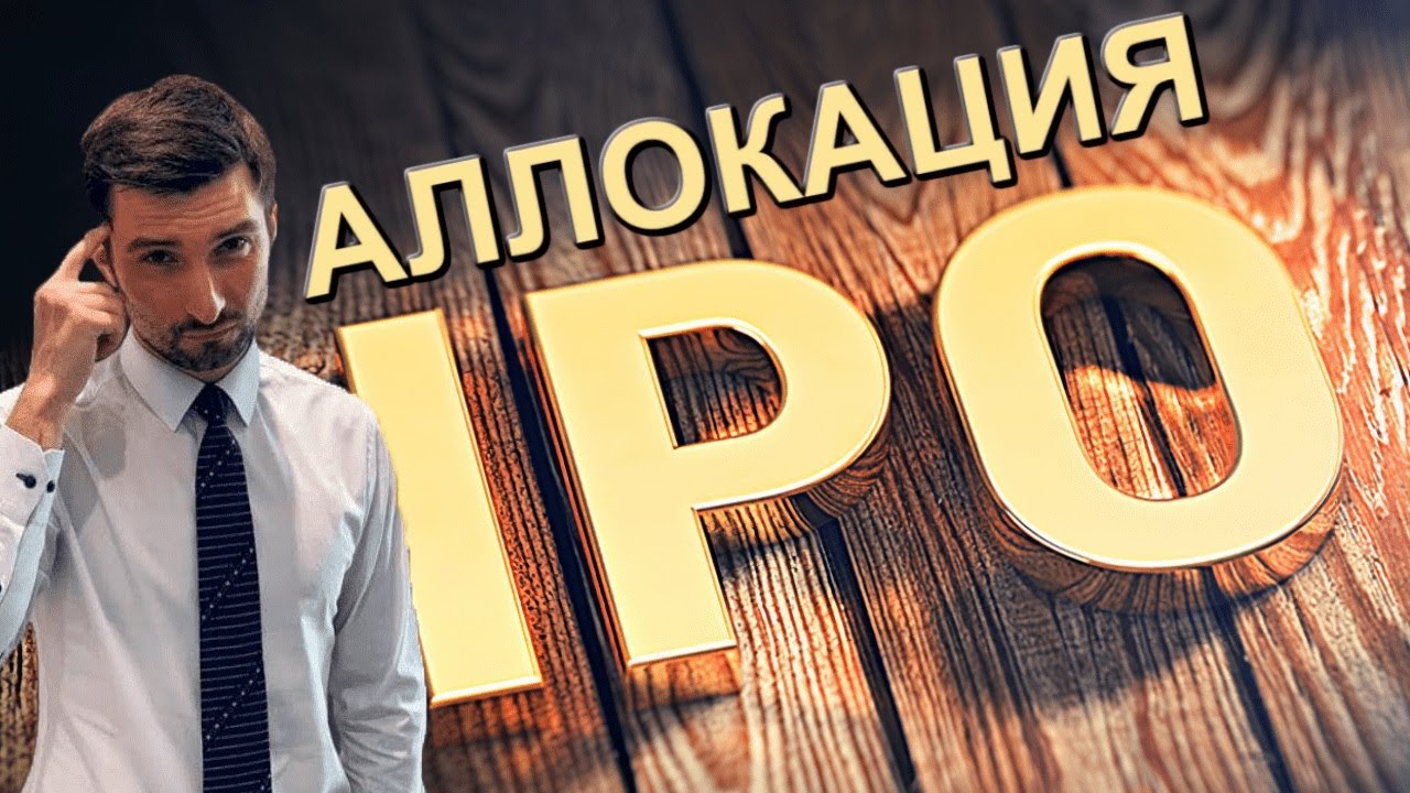 Мужчина-взрослый в футболке и галстуке, держащий мобильный телефон с текстом сообщения.