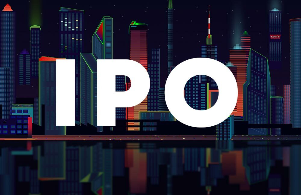 Городской ночной пейзаж с высокими зданиями, современным искусством и графикой.