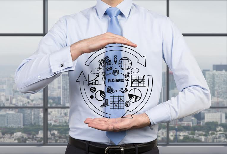 Мужчина в формальном черном платье: рубашка, галстук, пояс, аксессуары для мужчин.