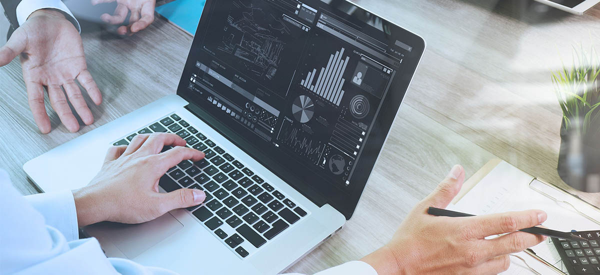 Аппаратное обеспечение компьютера: клавиатура, монитор, ноутбук, диаграмма CAD.