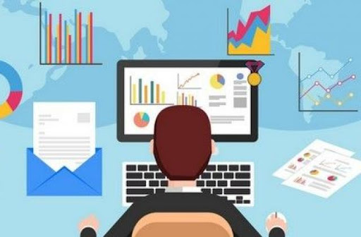 Компьютер с монитором, пинг-понг ракетка на фоне спортивного оборудования.