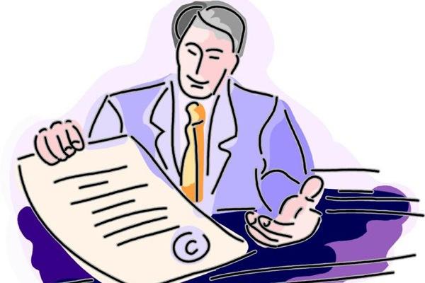 Человек в пальто читает книгу, закрывает лицо рукой.