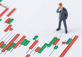 Человек в пальто идет по улице.