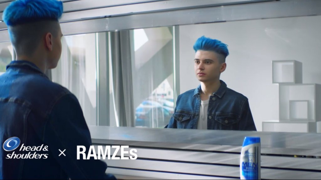 Портрет молодого парня с короткими волосами, сосредоточенным выражением лица.