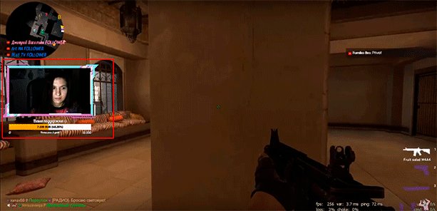 Интерьер гостиной с мягким полом, экраном компьютера и человеком.