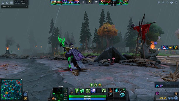 Палатка для отдыхающей женщины на природе.