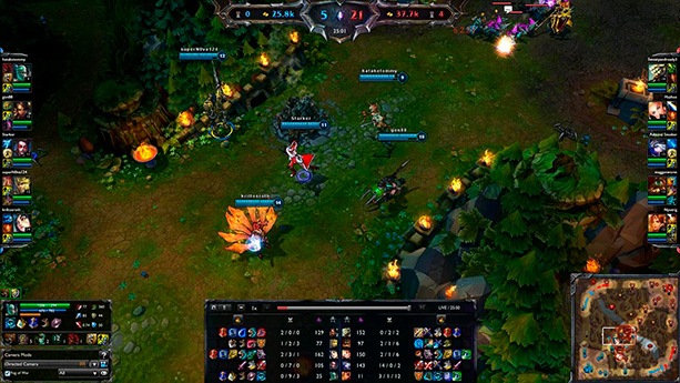 Человек на мотоцикле смотрит на монитор уличного экрана, окруженный растениями и ящиком.