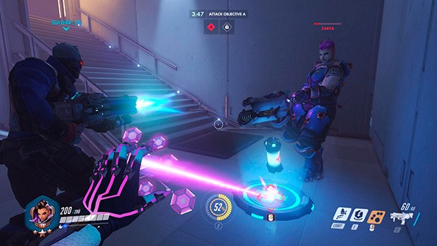 Снимок встречи в темном помещении с мужчиной в перчатке лазерного поединка.