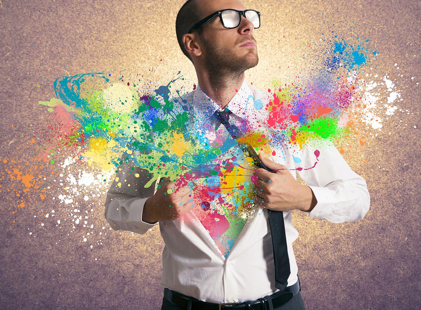 Фотопортрет взрослого мужчины в очках с рубашкой, галстуком, аксессуарами.