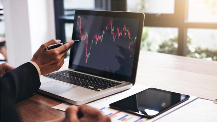 Электроника: планшет, ноутбук, ПК, клавиатура, монитор, экран, щетка, диаграмма.