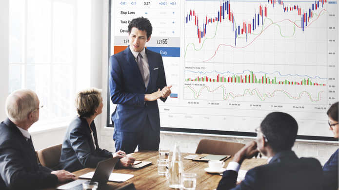 Взрослый мужчина смотрит на диаграмму головы - ключевые слова: взрослый, мужчина, человек, голова, д