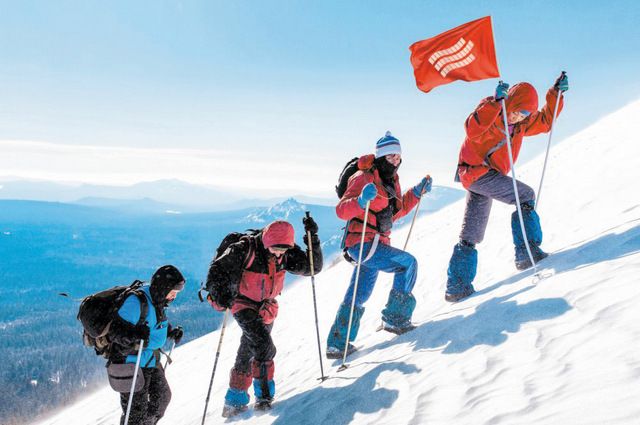 Женщина в национальной одежде с флагом и перчаткой на руке.