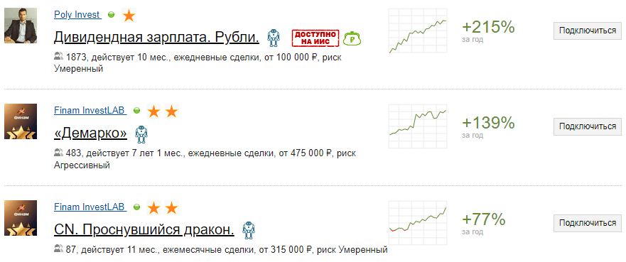 Человек читает текст на веб-странице с файлом в руках.