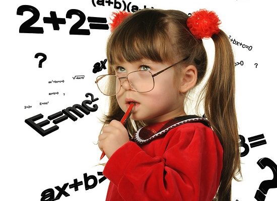 Фотография девочки с очками, кошачьими губами и пальцем у губы.