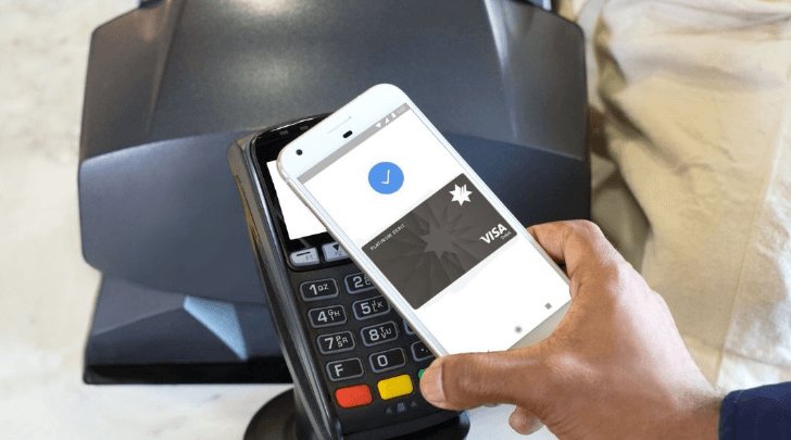 Электроника: взрослый мужчина смартфоном в руках. (10 слов)