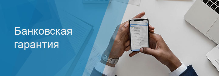 Электроника: изображение мобильного телефона, текстовые сообщения, ноутбук на фоне компьютера.