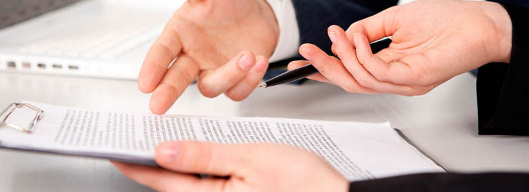 Текст на фоне синего неба и зеленой травой.