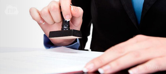 Фото руки человека с кольцом, носящего ювелирные украшения на пальце.