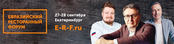 Мужчина в очках читает рекламный постер с участием людей на улице.