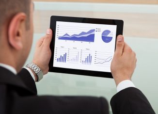 Картинка современного мужчины, использующего планшетный компьютер.