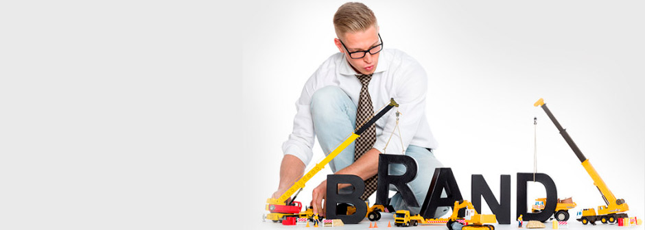 Взрослый мужчина в рубашке чистит.