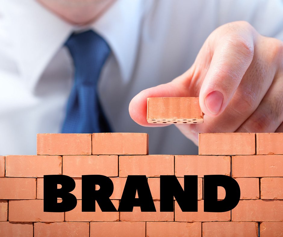 Каменная кладка со стильными аксессуарами: галстук, пальцы, рука, человек.