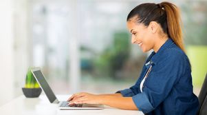 Исполнитель на прошивке. Человек сидит за ПК с ноутбуком и другой электроникой.