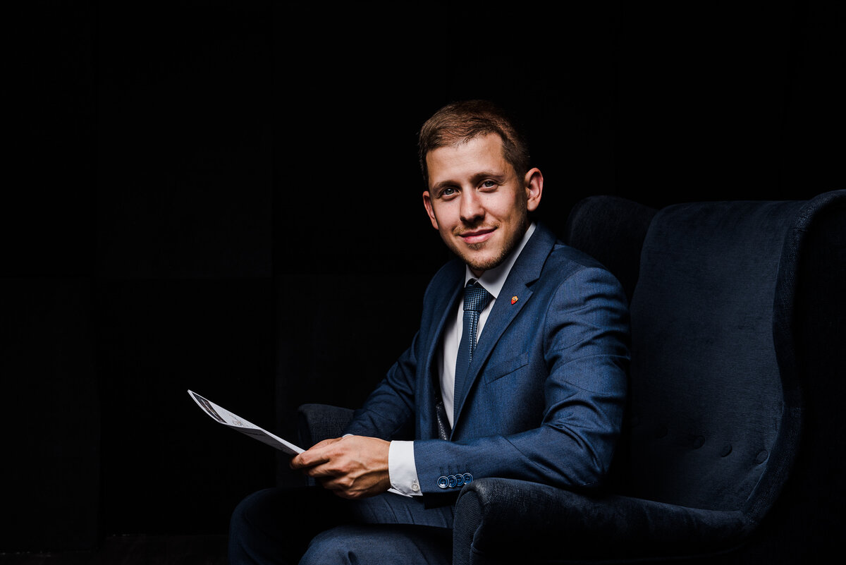 Мужчина в костюме сидит, улыбается, портретное изображение, лицо, взрослый.