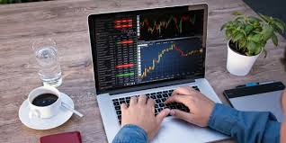 Ноутбук на фоне графика и чашки кофе, электроника и компьютер.