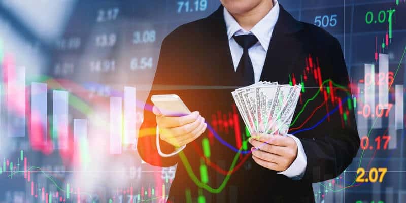 Аксессуары для офисного стиля: галстук, костюм, мужчина одет в деловую одежду.