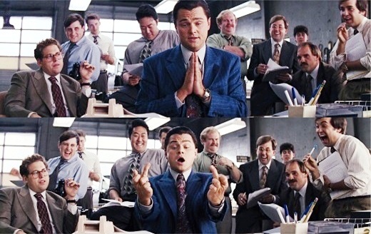 Мужчина в очках на фоне толпы с камерой и галстуком.