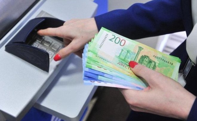 Человек взаимодействует с банкоматом, у бизнес-карты машину печатает на бумаге.