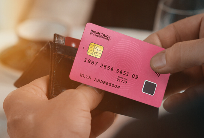 Человек с кредитной картой, текст и младенец - SEO-оптимизированный ALT-текст для изображения.