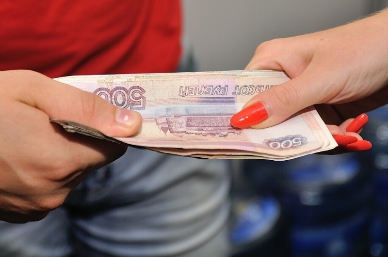 Таблетки, деньги, младенец, человек, кредитная карта, текст на изображении.