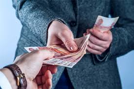 Человек тасует карты рукой - игра в азартные игры и азартные игры.