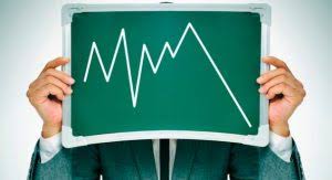 Черная доска с мелками для написания математических уравнений - идеальная для обучения.