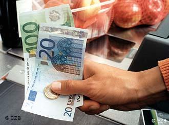 Деньги - купюры и монеты, символизирующие финансовую устойчивость и процветание.