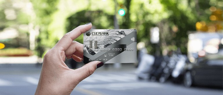 Человек читает текст на фоне автомобиля и светофора. Транспорт и светофор.