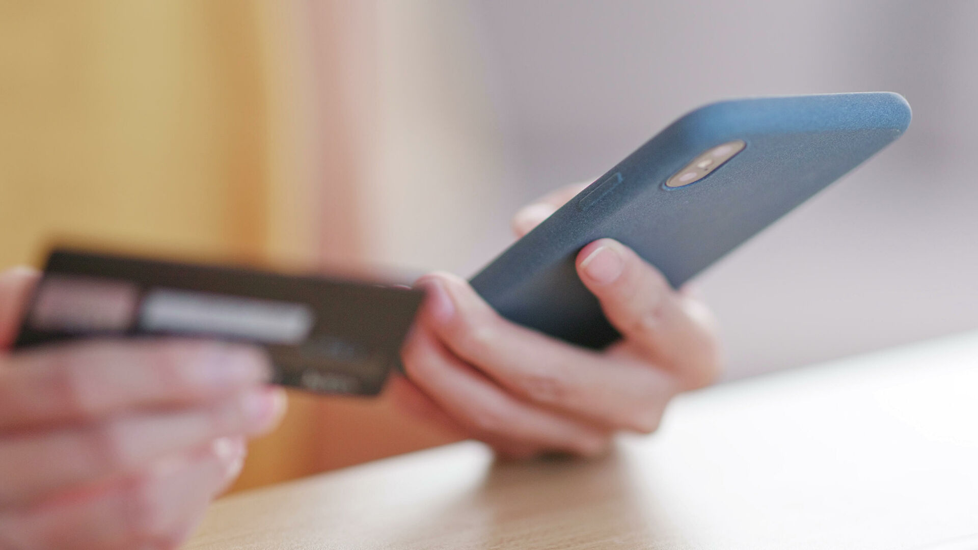 Электроника: мобильный телефон с текстом.