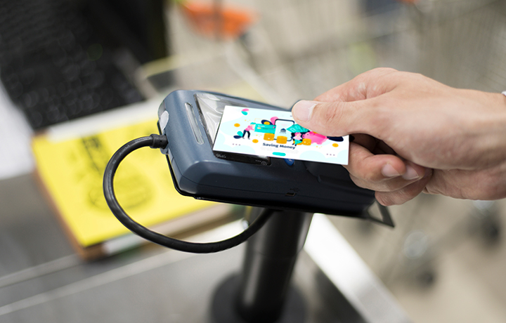 Человек с рукой и пальцем, держит телефон и работает за компьютером.