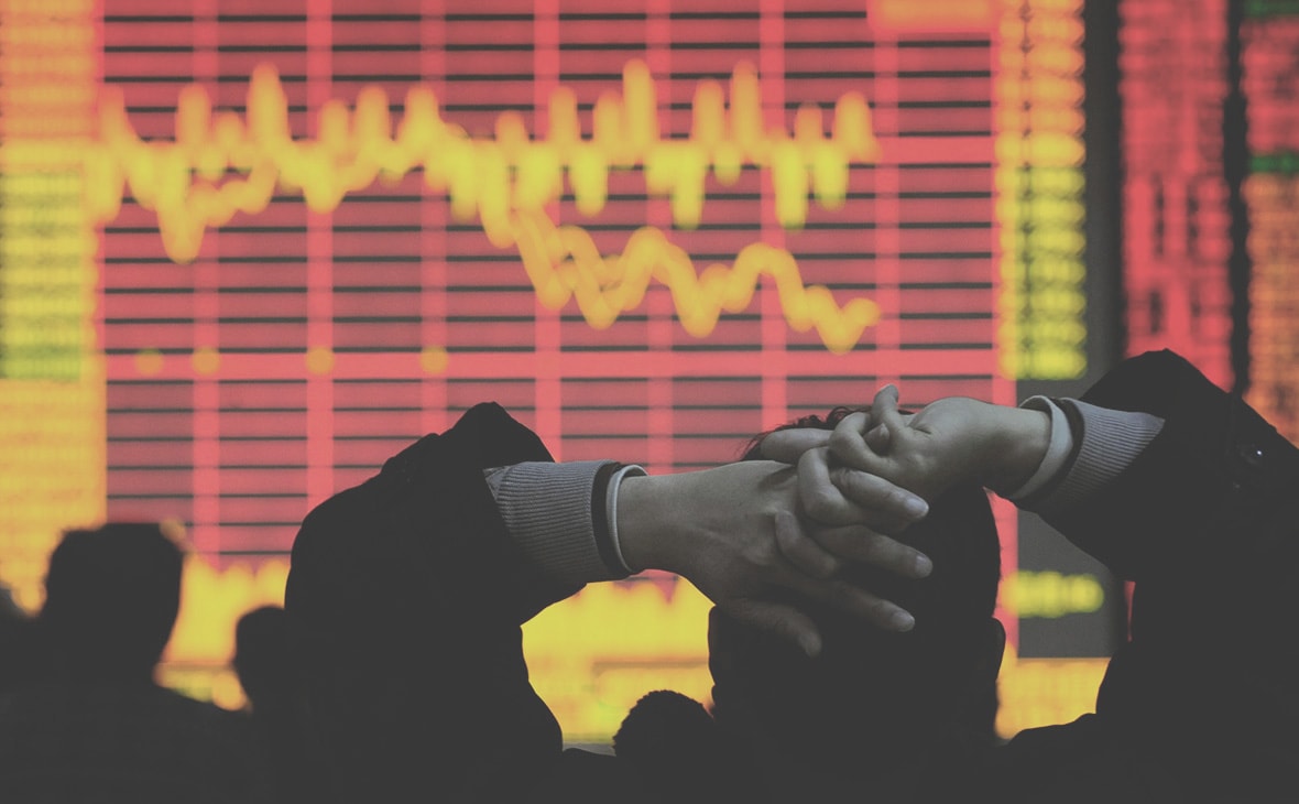 Человек держит в руке предмет - пальцы руки на темном фоне.