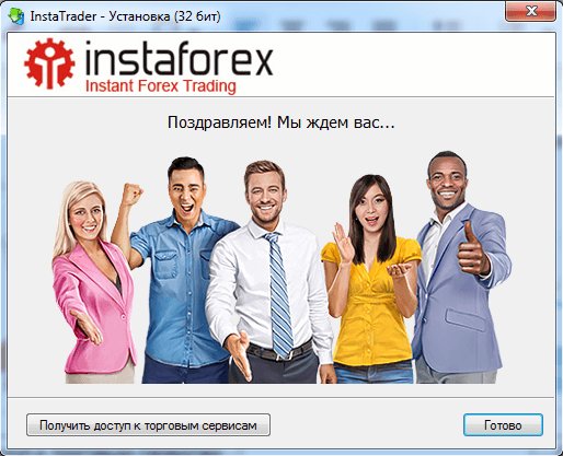 Фото взрослой женщины в рубашке с галстуком и пальто на фоне.