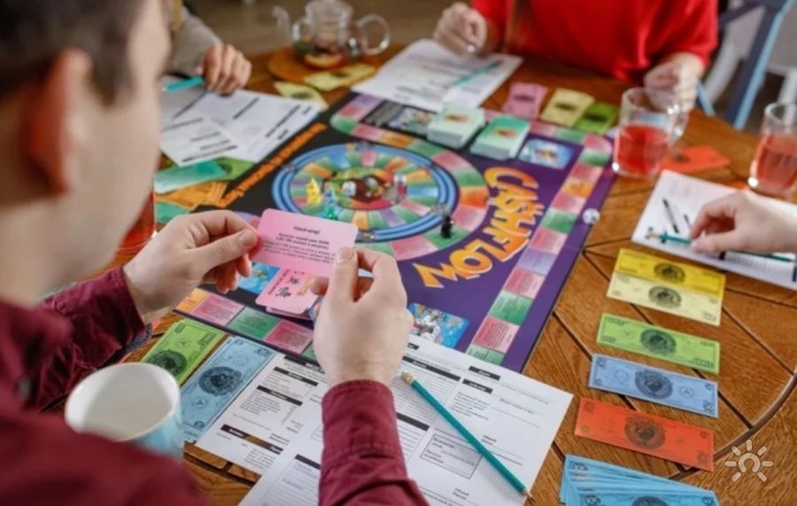 Человек с ручкой в руке, пишущий текст на документе.