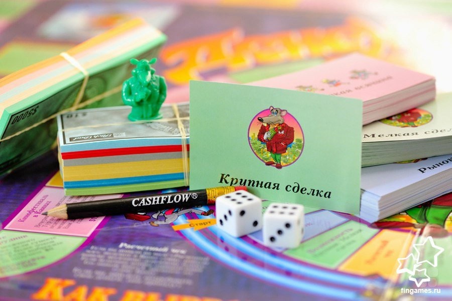 Человек играет в игру на столе с ручкой и книгой, публикация.