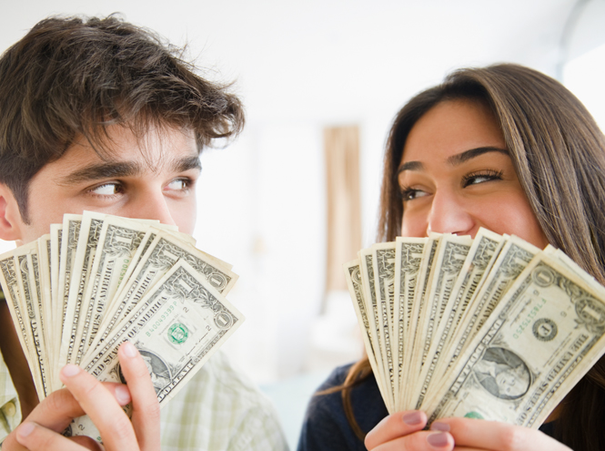 Женщина-взрослая, держащая деньги в руках.