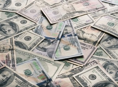 Человек с деньгами в долларах.