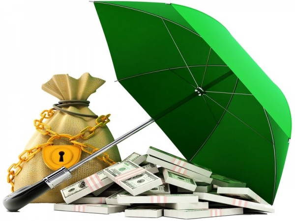 Зонт в виде навеса для защиты от солнца с красивым узором.