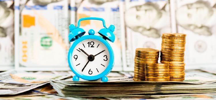 Старинный будильник с циферблатом и стрелками на белом фоне.